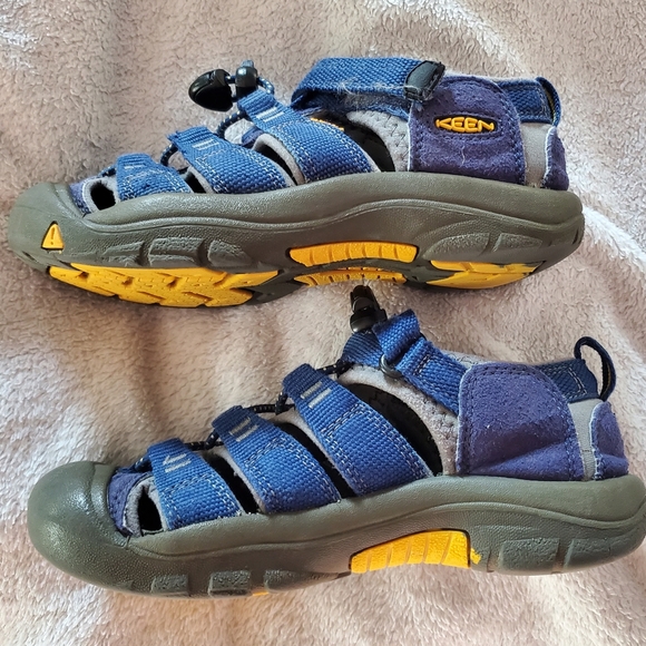 Keen Newport H2 Kids Blue and Yellow Outdoor Sandals with Closed-Toe Design - Picture 3 of 11